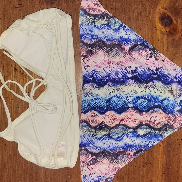 Bikini - Picture 2 of 2